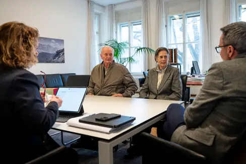 Johann Majr e Carla Bigarello rappresentano, attraverso l'associazione ANMIL, gli interessi degli invalidi del lavoro in Alto Adige. Nel colloquio con il presidente della Provincia Kompatscher e l'assessora Pamer si è discusso, tra l'altro, delle misure volte a rafforzare la prevenzione degli infortuni sul lavoro. (Foto: USP/Fabio Brucculeri)