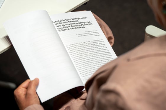 Das Buch sei eine Einladung an die Gesellschaft, sich mit dem Thema auseinanderzusetzen, wurde bei der Vorstellung gesagt. Das Buch wird in den nächsten Wochen in Meran, Innsbruck und Schlanders vorgestellt. (Foto: LPA/Fabio Brucculeri)