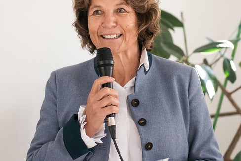 Landesrätin Hochgruber Kuenzer stellt in Südtirols Gemeindestuben die 7 Schritte zum Gemeindeentwicklungsprogramm vor. (Foto: LPA/Claudia Corrent)