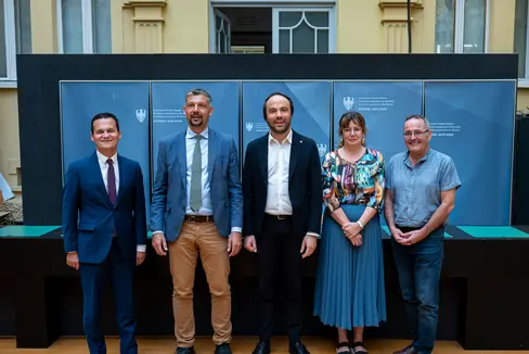Nach der Unterzeichnung der Vereinbarung (von links): Bildungs- und Kulturdirektor André Comploi, Landesrat Daniel Alfreider, Landesrat Philipp Achammer, Landesmusikschuldirektorin Alexandra Pedrotti, Bildungsdirektor Gustav Tschenett (Foto: LPA/Fabio Brucculeri)