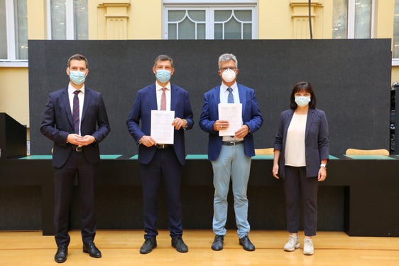 Firmato il contratto di servizio tra Provincia e SASA, da sin. Vallazza, Alfreider, Morandi e Piffer (Foto: ASP)