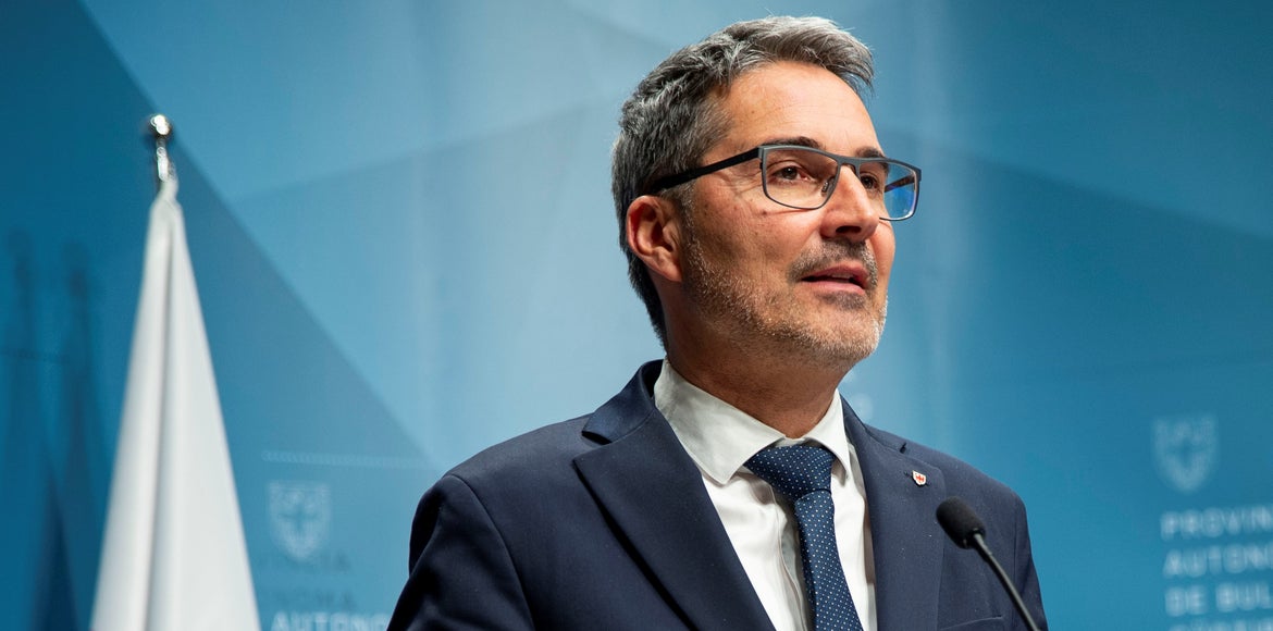 Il presidente Kompatscher parla di una politica finanziaria solida e socialmente sostenibile dopo che il Consiglio provinciale ha approvato oggi il bilancio di assestamento per l'anno fiscale 2023 (Foto: ASP/Fabio Brucculeri)