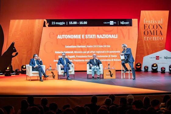 Al Teatro sociale, il presidente Kompatscher ha dialogato assieme al ministro per gli Affari regionali e le Autonomie, Roberto Calderoli, e al presidente della Provincia autonoma di Trento, Maurizio Fugatti, sul tema “Autonomie e Stati nazionali”, con la moderazione di Sebastiano Barisoni, vicedirettore esecutivo di Radio 24 – Il Sole 24 Ore. (Foto: Michele Lotti - Archivio Ufficio stampa Provincia autonoma di Trento)