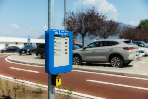 Die neuen E-Paper-Anzeigetafeln wurden an Haltestellen und Mobilitätsknoten mit hohem Fahrgastaufkommen installiert. (Foto: LPA/STA)