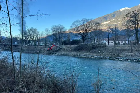 Mit Uferpflegearbeiten am Eisack in Brixen sorgen die Arbeiter der Wildbachverbauung mit Vorarbeiter Patrick Lanthaler für einen ungehinderten Durchfluss und damit eine Verstärkung des Hochwasserschutzes; das Bild entstand heute. (Foto: LPA/Landesamt für Wildbach- und Lawinenverbauung Nord)