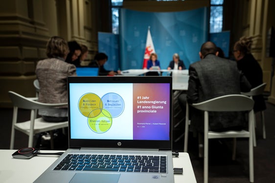 Solo lavorando insieme e in stretta collaborazione sarà possibile superare sfide come il cambiamento demografico, hanno detto l'assessora Rosmarie Pamer e l'assessore Hubert Messner durante l'incontro con i media (Foto: USP/Fabio Brucculeri)