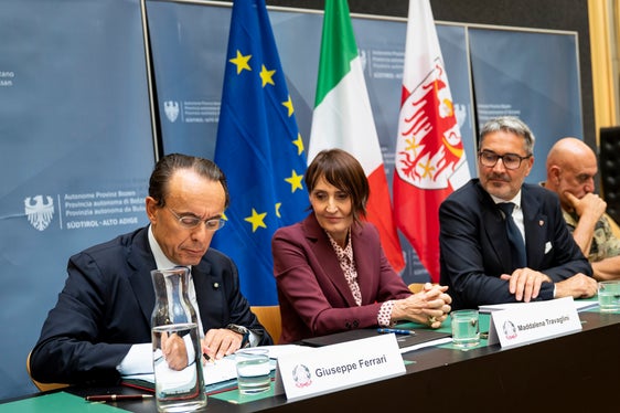 Da sinistra il questore di Bolzano Giuseppe Ferrari e la commissaria del Governo, prefetto Maddalena Travaglini, si apprestano a firmare il protocollo d'intesa tra Provincia autonoma di Bolzano, Agenzia del Demanio e Ministero dell'Interno per il Vecchio Tribunale di Merano. A destra il presidente della Provincia Kompatscher e il capo di Stato Maggiore dell'Esercito Masiello. (Foto: USP/Fabio Brucculeri)