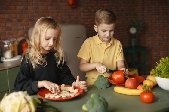 Gesund leben, mit allem, was dazu gehört, von der Ernährung bis hin zur Bewegung, sollen Kinder und Jugendliche künftig noch mehr in der Schule lernen, indem das Thema Gesundheit im Unterricht immer wieder aufgegriffen wird und auch im Schulalltag gelebt wird. (Foto: LPA/Pexels. Das Foto darf nur im Zusammenhang mit dieser Pressemitteilung verwendet werden.)