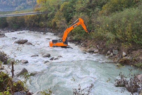 Operai al lavoro nel fiume Adige, nel tratto tra Lagundo e Tell, per ripristinare la normalità a seguito dell'ondata di maltempo che ha colpito anche questa zona del Meranese (Foto: Ufficio sistemazione bacini montani Sud)