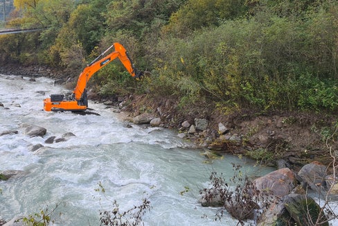 Zur Behebung von Unwetterschäden arbeitet das Landesamt für Wildbach- und Lawinenverbauung Süd derzeit im Abschnitt der Etsch zwischen Algund und der Töll. (Foto: Landesamt für Wildbach- und Lawinenverbauung Süd in der Agentur für Bevölkerungsschutz)