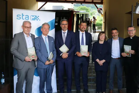 Alla cerimonia per il 120° anniversario della funicolare: l'assessore comunale Hermann Atz, il cittadino onorario di Caldaro Alexander von Egen, il presidente della Provincia autonoma di Bolzano Arno Kompatscher, l'assessore provinciale alla Mobilità Daniel Alfreider, il sindaco Gertrud Benin Bernard, il direttore della Sta Joachim Dejaco e il decano Alexander Raich (Foto: ASP/Ingo Dejaco)