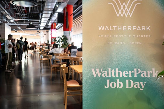 Mehrere hundert Arbeitssuchende haben am 28. Mai am Job Day im Einkaufszentrum WaltherPark teilgenommen. Dieser wurde, unterstützt von den beiden Bozner Arbeitsvermittlungszentren, von der Betreiberfirma Svicom organisiert. (Foto: LPA/Fabio Brucculeri)
