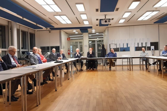 Gli adeguamenti al fondo di solidarietà bilaterale sono stati resi necessari a causa della Riforme statale sul Fondo di compensazione salariale: Attorno ad un tavolo i rappresentanti della Provincia di Bolzano, delle sigle sindacali e delle associazioni imprenditoriali (Foto: ASP/Servizio Mercato del lavoro)