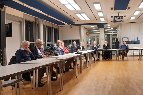 Gli adeguamenti al fondo di solidarietà bilaterale sono stati resi necessari a causa della Riforme statale sul Fondo di compensazione salariale: Attorno ad un tavolo i rappresentanti della Provincia di Bolzano, delle sigle sindacali e delle associazioni imprenditoriali (Foto: ASP/Servizio Mercato del lavoro)