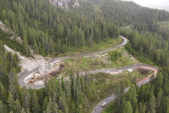 Die Landesstraße auf den Valparola-Pass wird umfassend gesichert und mit einer Radaufstiegsspur ausgestattet. Die Arbeiten laufen bereits. (Foto: LPA/Gnews)
