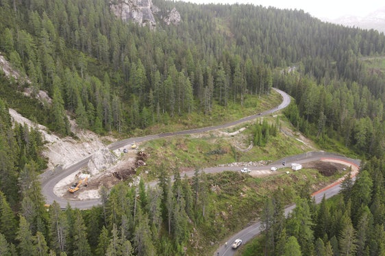 La popolare strada di montagna è stata ora asfaltata meglio e parzialmente riposizionata nel tratto critico. (Foto: ASP/Gnews)