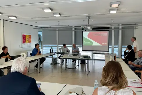 Die Landesarbeitskommission widmete sich am 7. August wichtigen arbeitspolitischen Themen: Der Arbeitsmarktstrategie 2030, den Praktika und dem Kontingent für Nicht-EU-Bürger. (Foto: LPA/Ressort für Europa, Arbeit und Personal)