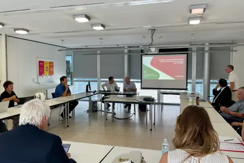 Il 7 agosto, la Commissione provinciale per l'impiego ha affrontato importanti questioni di politica del lavoro: la strategia per il mercato del lavoro 2030, i tirocini e le quote per i cittadini extracomunitari. (Foto: USP/Dipartimento Europa, Lavoro e Personale)