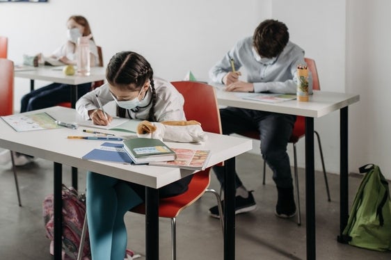 Auch in Südtirols Bildungsbereich gelten die staatlichen Vorsichtsmaßnahmen. Im Unterschied dazu bleiben in Südtirol nicht nur Geimpfte und Genesene, sondern auch jene Schüler in Präsenz, die beim Screening-Programm an den Schulen negativ getestet werden. (Foto: Pexels.com/Pavel Danilyuk)