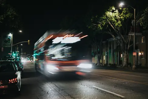 Gli autobus Nightliner percorreranno le strade dell'Alto Adige anche nella notte di Halloween, tra il 31 ottobre e il 1° novembre (Foto: Unsplash).