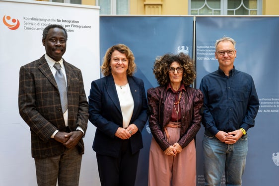 Fernando Biague, Landesrätin Rosmarie Pamer, Barbara Bogoni und Matthias Oberbacher präsentierten am 4. November in Bozen die aktuelle Ausgabe des Jahrbuchs zur Einwanderung. Im Mittelpunkt standen die neuesten Zahlen und Entwicklungen zur Migration in Südtirol. (Foto: LPA/Fabio Brucculeri)