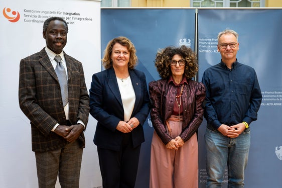 Fernando Biague, Landesrätin Rosmarie Pamer, Barbara Bogoni und Matthias Oberbacher präsentierten am 4. November in Bozen die aktuelle Ausgabe des Jahrbuchs zur Einwanderung. Im Mittelpunkt standen die neuesten Zahlen und Entwicklungen zur Migration in Südtirol. (Foto: LPA/Fabio Brucculeri)