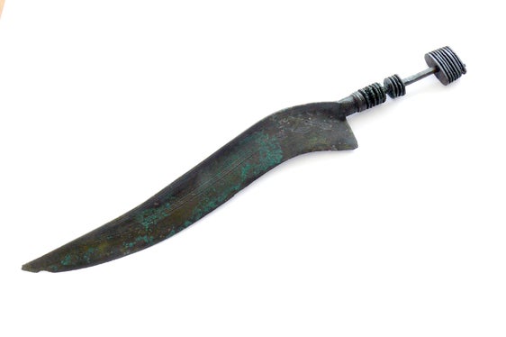 Beeindruckende Funde aus der Vergangenheit, wie dieses ältereisenzeitliche verzierte Bronzemesser (9. Jahrhundert vor Christus), das in Gräberfeldern in Pfatten gefunden wurden, sind am 10. November, anlässlich des Europäischen Tages des Denkmals, im Amt für Archäologie zu besichtigen. (Foto: LPA/Amt für Archäologie)