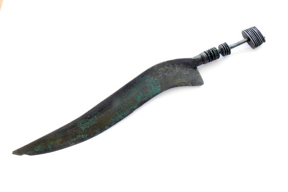 Beeindruckende Funde aus der Vergangenheit, wie dieses ältereisenzeitliche verzierte Bronzemesser (9. Jahrhundert vor Christus), das in Gräberfeldern in Pfatten gefunden wurden, sind am 10. November, anlässlich des Europäischen Tages des Denkmals, im Amt für Archäologie zu besichtigen. (Foto: LPA/Amt für Archäologie)