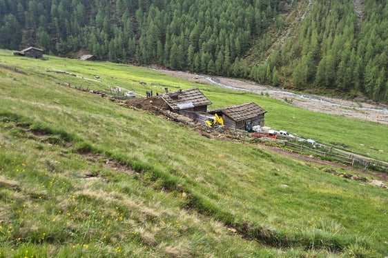 Il terrapieno si era parzialmente crollato e premeva contro il muro di sostegno sul versante a monte di un edificio sottoposto a tutela storico-artistica nella malga Mitterkaser, un antico maso nella valle di Fosse, nel Comune di Senales. (Foto: USP/Ufficio Sistemazione bacini montani ovest presso l’Agenzia per la Protezione civile)