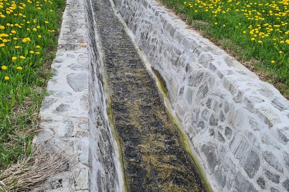 Das Landesamt für Wildbach- und Lawinenverbauung Ost hat die Künette im Unterlauf des Masareibaches in St. Kassian in der Gemeinde Abtei saniert und damit ihre Funktionstüchtigkeit wieder hergestellt. (Foto: LPA/Landesamt für WIldbach- und Lawinenverbauung Ost)