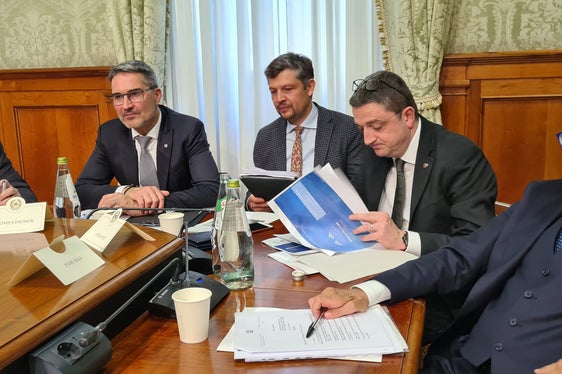 V.l.n.r.: Der Bürgermeister von Cortina Gianluca Lorenzi , Landeshauptmann Arno Kompatscher, Mobilitätslandesrat Daniel Alfreider, der Trentiner Landeshauptmann Maurizio Fugatti und der Präsident desitalienischen Paraolympischen Komitees Luca Pancalli Bei der Sitzung der Steuerungsgruppe für Olympia. (Foto: Presseamt der Region Trentino-Alto Adige Davide Cordua)