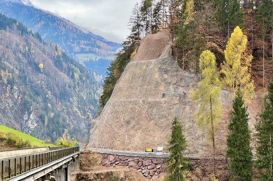Nun ist die Umleitung über die alte Landesstraße im Ultental hergestellt. Dafür waren auch eine Reihe von Sicherungseingriffen nötig. Nach den Wintermonaten wird an der Brücke Eschenlohe gearbeitet. (Foto: LPA/Augustin Hueber)
