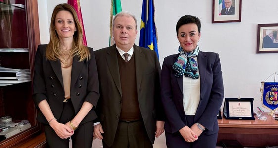 Wollen gemeinsam aktiv werden: (v. l.) Wobi-Präsidentin Francesca Tosolini, Quästor Paolo Sartori und Landesrätin Ulli Mair. (Foto: LPA)