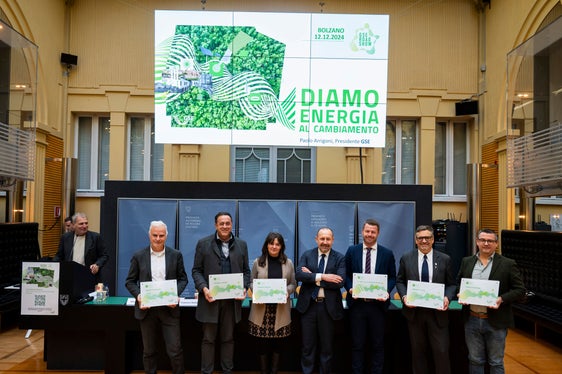 GSE-Präsident Paolo Arrigoni (vorne 4. von links) zeichnete die Gemeinden aus (vorne von links): die Bürgermeister Thomas Klapfer (Franzensfeste), Hansjörg Zelger (Terlan), Referentin Emanuela Albieri (Meran), die Bürgermeister Robert Tschöll (St. Leonhard in Passeier), Robert Alexander Steger (Prettau) und Felix Ploner (Enneberg). Im Bild fehlt ein Vertreter der Gemeinde Sterzing. (Foto: LPA/Fabio Brucculeri)