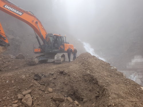 Baustelle Messnerbach in St. Nikolaus in Ulten mit widrigen Bedingungen: Landeshauptmann Kompatscher und Amtsdirektor Thomas Thaler bei der Besichtigung (Foto: LPA/Maja Clara)