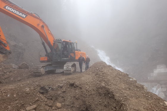 Baustelle Messnerbach in St. Nikolaus in Ulten mit widrigen Bedingungen: Landeshauptmann Kompatscher und Amtsdirektor Thomas Thaler bei der Besichtigung (Foto: LPA/Maja Clara)