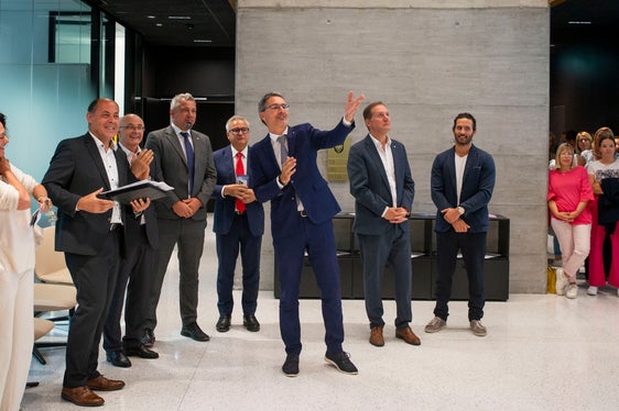 Auch Landeshauptmann Arno Kompatscher gehörte zu den Ehrengästen, die sich über die feierliche Bestimmungsübergabe des neuen Personal-Landhauses freuten. (Foto: LPA/Fabio Brucculeri)