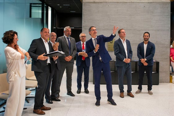 Auch Landeshauptmann Arno Kompatscher gehörte zu den Ehrengästen, die sich über die feierliche Bestimmungsübergabe des neuen Personal-Landhauses freuten. (Foto: LPA/Fabio Brucculeri)