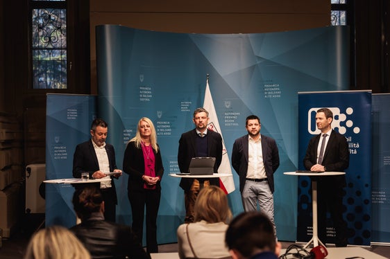 Vorstellung der Aktion Seilbahnsommer 2025 mit Sta-Generaldirektor Joachim Dejaco, Geschäftsführerin der Verbraucher Zentrale Südtirol Gunde Bauhofer, Mobilitätslandesrat Daniel Alfreider, Präsident Verband der Seilbahnunternehmer Südtirols Helmut Sartori und Direktor des Mobilitätsressorts Martin Vallazza. (Foto: LPA/Ivan Brentegani)