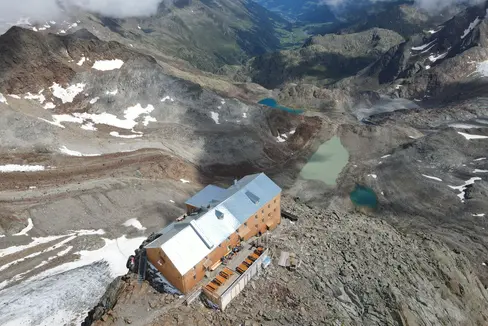 Il rifugio Gino Biasi al Bicchiere rinnovato. (Foto: ASP/GNews)