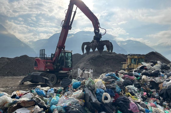 L’analisi merceologica 2024 prevede il conferimento nell’area di cernita a Vadena di circa 100 campioni di rifiuti solidi urbani prelevati da tutti i comprensori e dalla città di Bolzano secondo un cronoprogramma prestabilito dall’Ufficio Gestione rifiuti. (Foto: Agenzia provinciale per l’ambiente e la tutela del clima)
