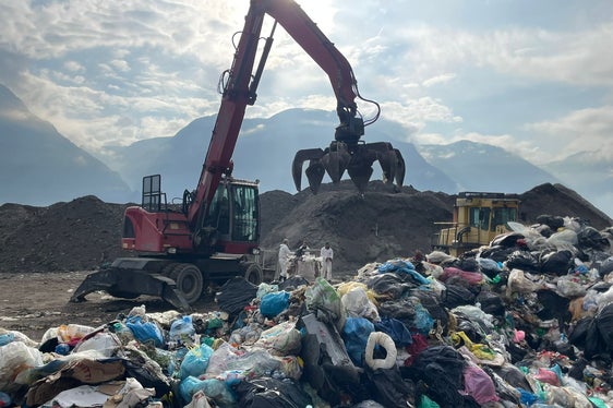 Auf der Mülldeponie Pfatten werden mit einem speziellen Bagger Proben von festen Siedlungsabfällen aus allen Südtiroler Bezirken genommen und analysiert. (Foto: LPA/Landesagentur für Umwelt und Klimaschutz)