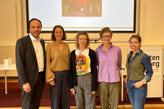Sind sich der Bedeutung des Theaters für Kultur und Gesellschaft einig: Landesrat Philipp Achammer, Amtsdirektorin Angelika Gasser, Werkstattgespräch-Moderatorin Christine Helfer, Dramaturgin Maxi Obexer und Katarína Kovácová, Mitarbeiterin des Amtes für Kultur. (Foto: LPA/Nicole Abler)