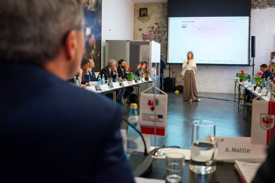 La collaboratrice del progetto Erica Cova ha presentato i dettagli del nuovo bollettino meteorologico dell'Euregio all'Assemblea dell'Euregio. (Foto: ASP/Fabio Brucculeri)