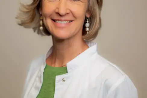 Doris Hager von Strobele-Prainsack tritt die Nachfolge von Adolf Engl als Präsidentin des Institutsrates für die Sonderausbildung in Allgemeinmedizin an. (Foto: Institut für Allgemeinmedizin und Public Health Bozen/Manuela Tessaro)