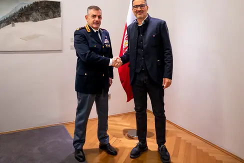Pasquale Sorgonà (links) übernimmt die Leitung der Verkehrspolizei Trentino-Südtirol und Belluno. Landeshauptmann Arno Kompatscher empfing ihn heute (17. Oktober) im Palais Widmann zu einem ersten Gespräch. (Foto: LPA/Greta Stuefer)