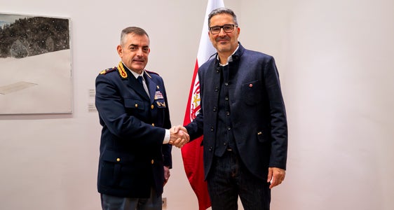 Pasquale Sorgonà (a sinistra) è il nuovo dirigente del Compartimento della Polizia Stradale per il Trentino-Alto Adige e Belluno. Il dirigente superiore della Polizia di Stato ha fatto visita al presidente della Provincia autonoma di Bolzano, Arno Kompatscher. (Foto: USP/Greta Stuefer)
