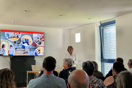 Im Gesundheitssprengel Mals tauschte sich Landesrat Hubert Messner mit Mitarbeitenden und Führungskräften aus – Anliegen, Ideen und Verbesserungen für das Gesundheitswesen wurden besprochen. (Foto: LPA/Katharina Trocker)