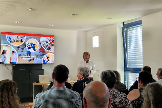 Nel distretto sanitario di Malles, l'assessore Hubert Messner ha incontrato i collaboratori e i dirigenti per discutere delle esigenze, delle idee e dei miglioramenti nel settore sanitario. (Foto: USP/Katharina Trocker)