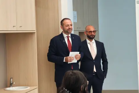 La scuola non è solo un edificio, ma un simbolo: un luogo dove le idee prenderanno forma. Gli spazi educativi non sono solo contenitori fisici, ma condizionano e influenzano ciò che si apprende, ha dichiarato il vicepresidente Marco Galateo in occasione dell'inizio del nuovo anno scolastico alle scuole Ada Negri. Nella foto, il vicepresidente con il dirigente scolastico Diego Paolizzi. (Foto USP)